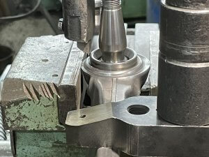 Раскрываем первую шаровую в рычаге Mercedes-Benz W222 S500