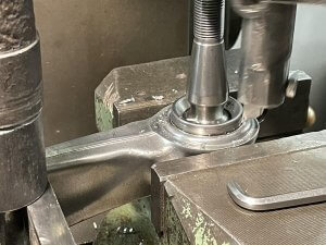 Раскрываем первую шаровую в рычаге Мерседес