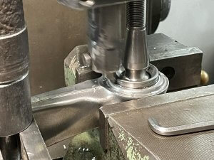 Раскрываем первую шаровую в рычаге Мерседес Бенс W222