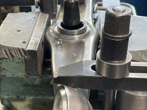 Раскрываем вторую шаровую рычага Мерседес Бенс