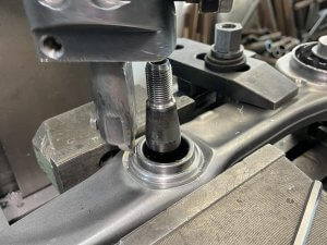 Раскрываем вторую шаровую рычага Mercedes W222 S500