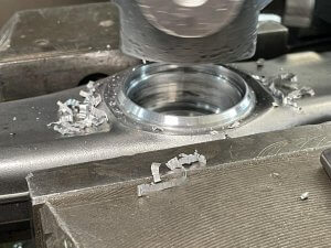 Обрабатываем корпус второй шаровой рычага Mercedes-Benz W222 S500