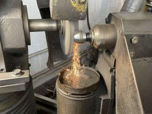 Обрабатываем второй палец рычага Mercedes-Benz W222 S500