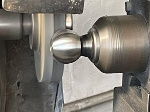 Обрабатываем второй палец рычага Mercedes W222