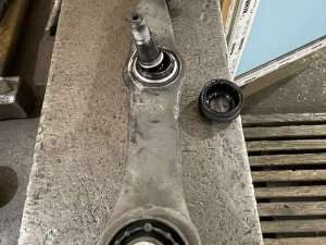 Разбираем первую шаровую опору в рычаге Мерседес С500