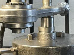 Заливаем первую шаровую опору в рычаге Mercedes W222 S500