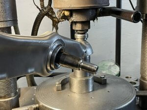 Заливаем вторую шаровую опору в рычаге Mercedes W222 S500