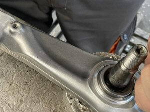 Заурываем первую шаровую в рычаге Mercedes-Benz W222 S500