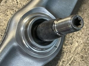 Шаровая опора в рычаге Mercedes-Benz W222 S500 после закрытия