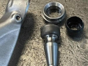 Подготавливаем вторую шаровую рычага Mercedes-Benz W222 S500 к установке