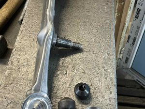 Подготавливаем вторую шаровую рычага Mercedes W222 к установке