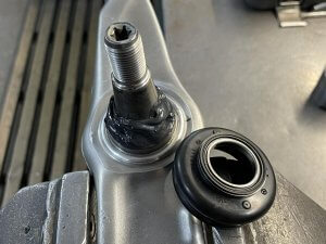 Устанавливаем пыльники на рычаг Mercedes W222