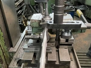 Раскрываем первую шаровую в рычаге Mercedes S500