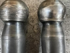 Выработка на пальцах наконечников Claas Axion 950 до ремонта