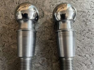 Обрабатываем пальцы и доводим до нужного уровня шероховатости шаровые основы пальцев рычагов BYD Leopard 3