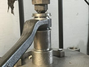 Заливаем шаровую основу пальца в корпусе рычага BYD Leopard 3