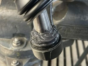 Наносим смазку и устанавливаем пыльники на рычаги BYD Leopard 3