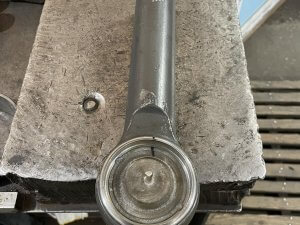 Шаровая основа пальца залита износостойким материалом в корпусе наконечника Claas Axion 950