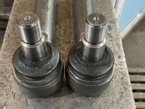 Наносим смазку и устанавливаем пыльники на наконечники Claas Axion 950