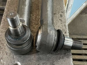 Наносим смазку и устанавливаем пыльники на наконечники Claas Axion 950