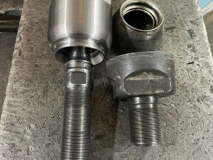 Изготовленный и старый корпуса тяги гидроштока Claas Axion 950