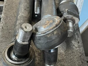 разбираем рулевые наконечники и тяги Claas Axion 950