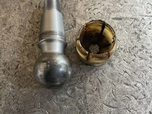 Палец и вкладыш рычага BYD Leopard 3 после разборки