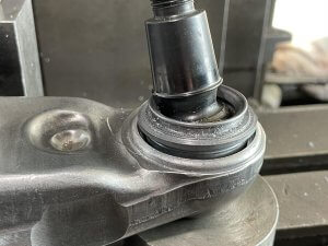 Раскрываем шаровую опору в рычаге Maserati Levante