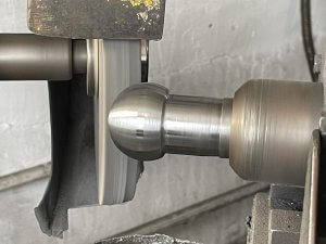 Обрабатываем пальцы наконечников тягача Oshkosh