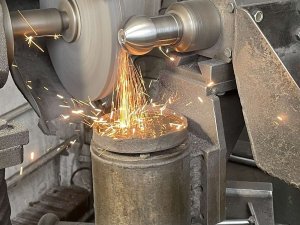 Обрабатываем пальцы наконечников тягача Oshkosh