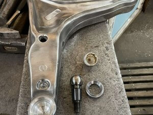 Рычаг Maserati Levante разобран