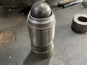 Заливаем шаровую основу пальца в корпусе рычага Maserati Levante