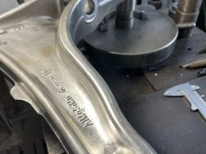 Заливаем шаровую основу пальца в корпусе рычага Maserati Levante