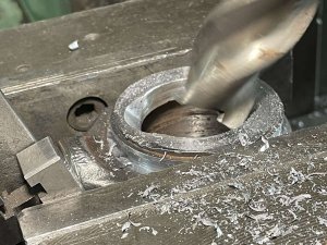 Обрабатываем корпуса наконечников тягача Oshkosh