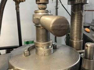 Заливаем шаровые основы пальцев в корпусах наконечников тягача ОШКОШ