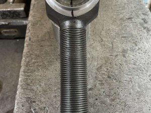 Палец наконечника тягача Oshkosh после заливки