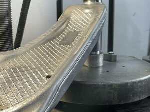 Заливаем шаровую основу пальца в корпусе рычага Lincoln MKX