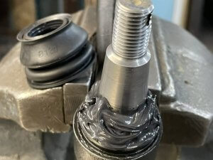 Наносим смазку и устанавливаем пыльники на рычаги BYD Leopard 3