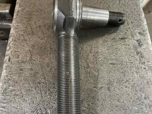 Палец наконечника тягача Oshkosh после заливки