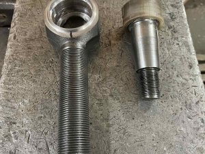 Палец наконечника тягача Oshkosh после заливки