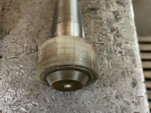 Палец наконечника тягача Oshkosh после заливки