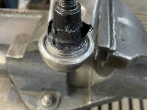 Наносим смазку и устанавливаем пыльник на рычаг Maserati Levante