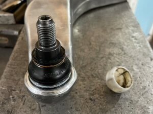 Наносим смазку и устанавливаем пыльник на рычаг Maserati Levante