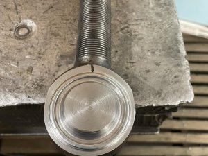 Закрываем шаровые основы в наконечниках рулевых тяг Oshkosh специально изготовленными крышками