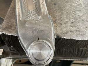 Закрываем шаровые основы в рычагах Lincoln MKX специально изготовленными крышками