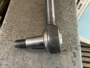 Закрываем шаровые основы в наконечниках рулевых тяг Oshkosh специально изготовленными крышками