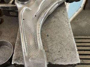 Закрываем шаровые основы в рычагах Lincoln MKX специально изготовленными крышками