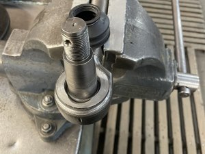 Реставрация наконечников рулевых тяг тягача OSHKOSH почти окончена