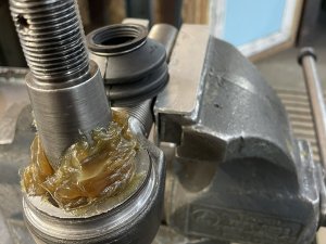 Наносим смазку и устанавливаем пыльники на наконечники рулевых тяг тягача OSHKOSH