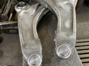 Закрываем шаровые основы в рычагах Lincoln MKX специально изготовленными крышками